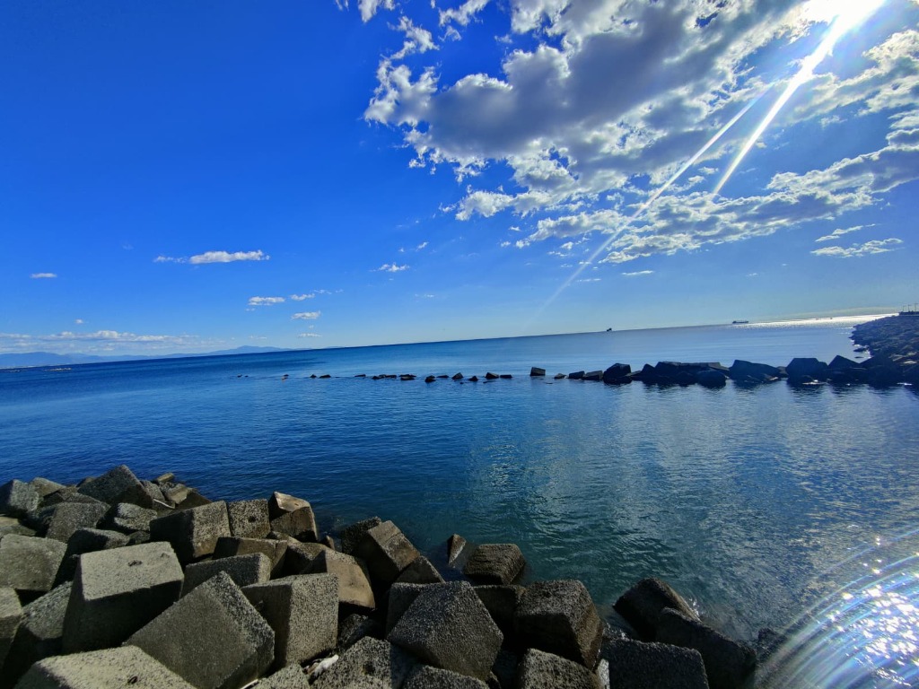 Acqua limpida e scogli